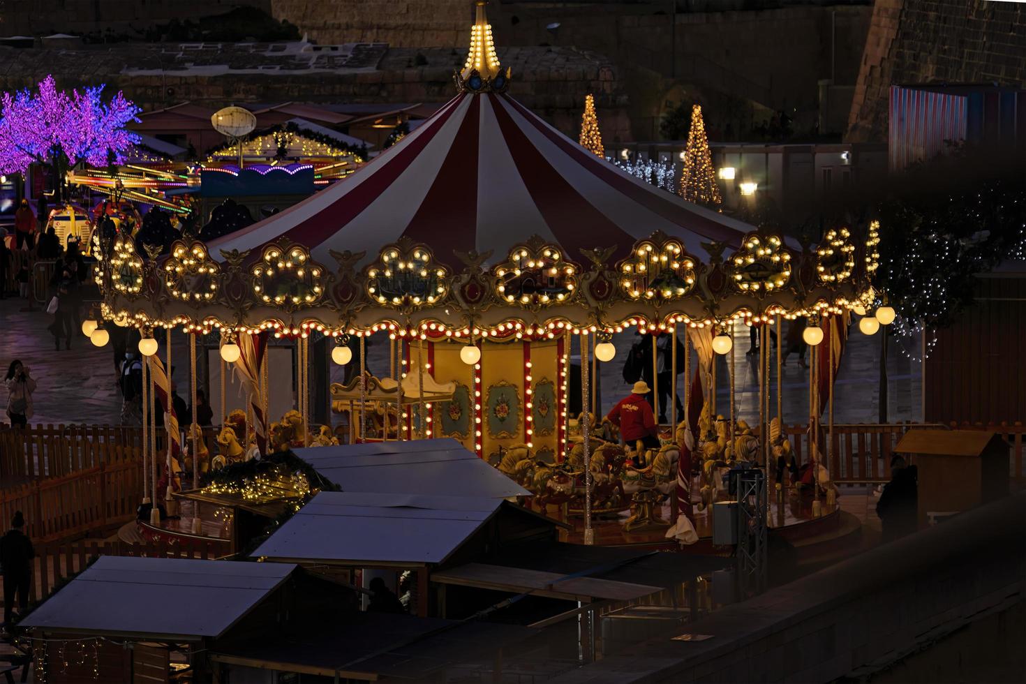 vuoto giostra cavalli durante tradizionale maltese Natale mercato su tritone piazza foto