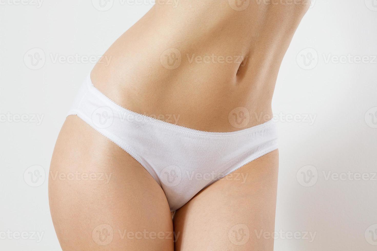 addominale stampa, piatto gonfiarsi. donna corpo bellezza assistenza sanitaria. vicino su di femmina corpo nel bianca mutandine con finto su, copia spazio. vuoto modello biancheria intima davanti Visualizza. corpo terme, bikini capelli rimozione concetto foto