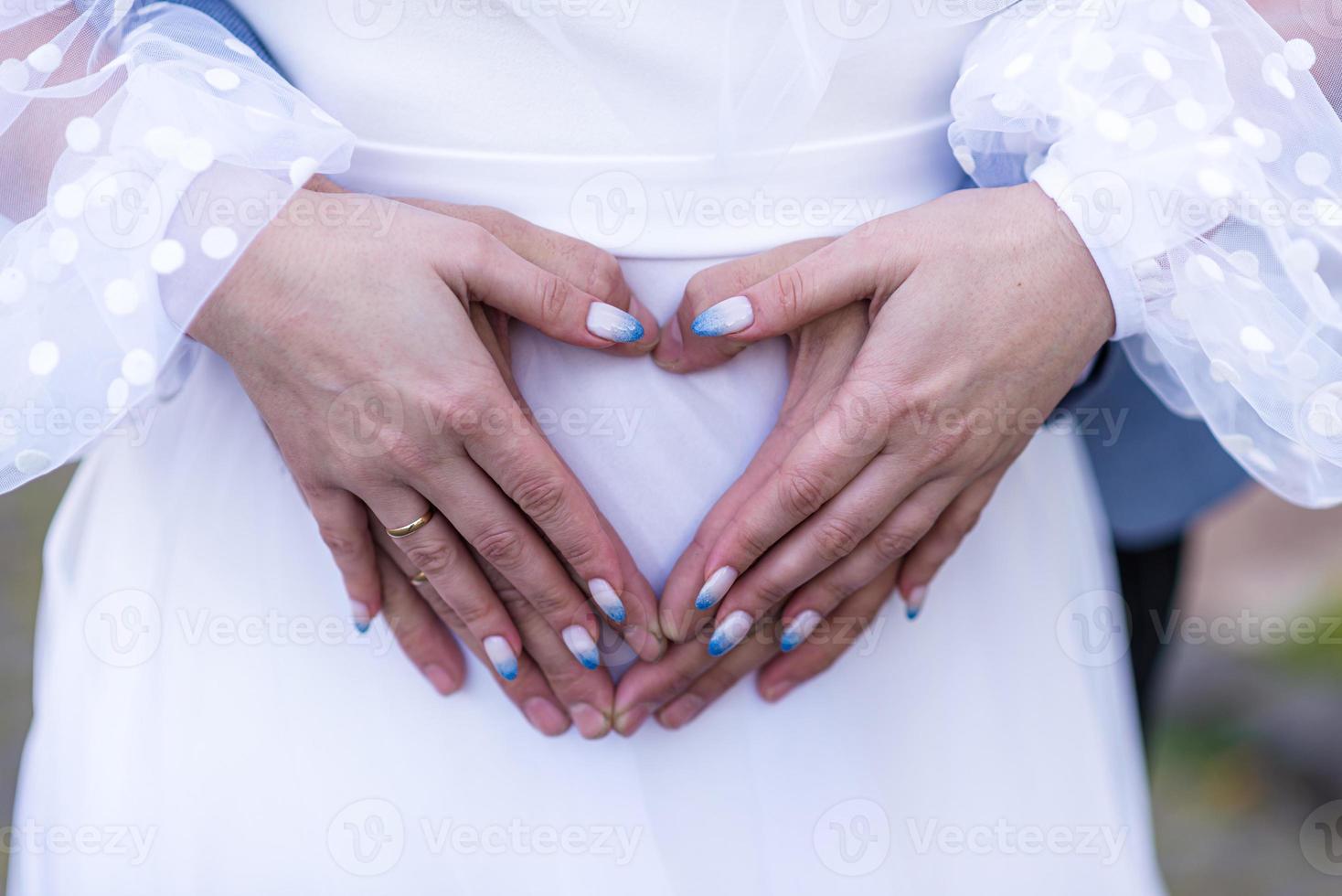 mani di sposa e sposo con anelli. sposa e sposo nel un' bar. nozze mazzo tavolo. sposa e sposo hold ogni altri mani. nozze anelli. amorevole coppia nel un' bar. caldo tè per Gli amanti foto