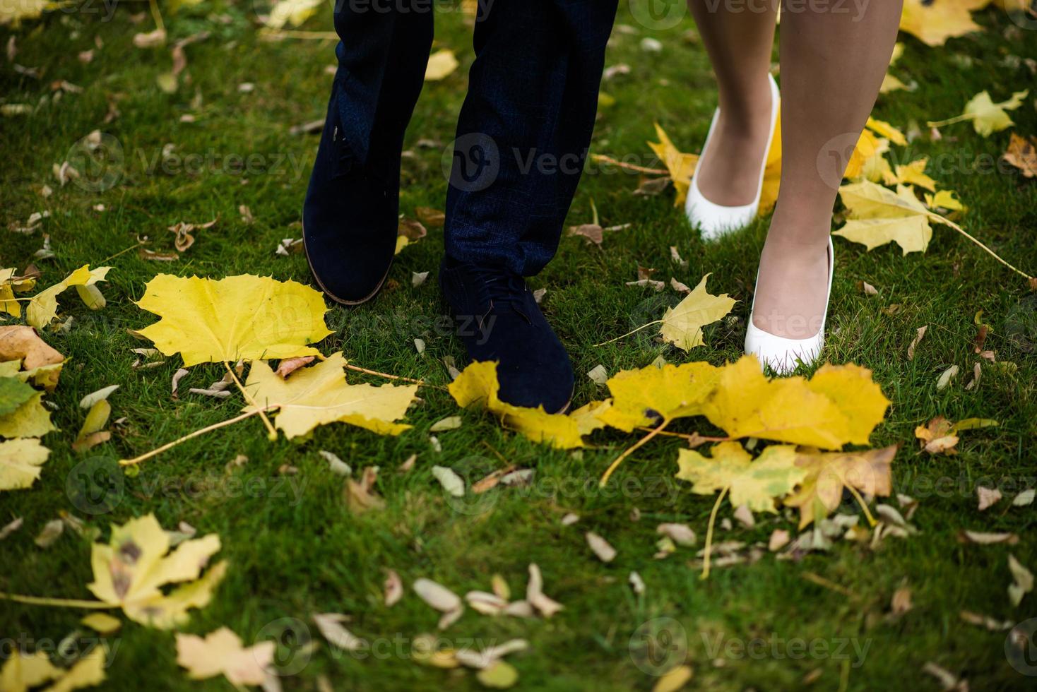 piedi di sposa e sposo . il sposa e sposo Tenere su mani e a piedi su strada nel il natura. all'aperto. giù Visualizza a scarpe. foto