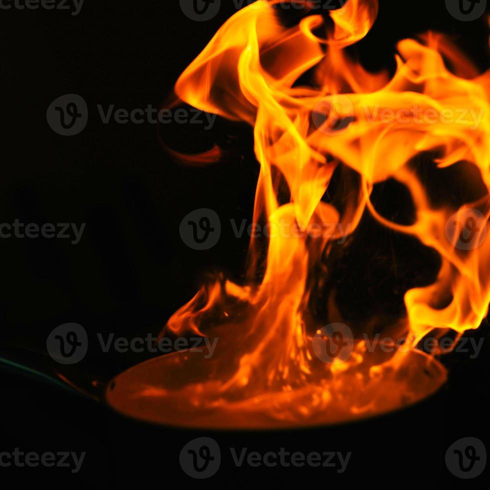 frittura padella con ardente fuoco dentro foto