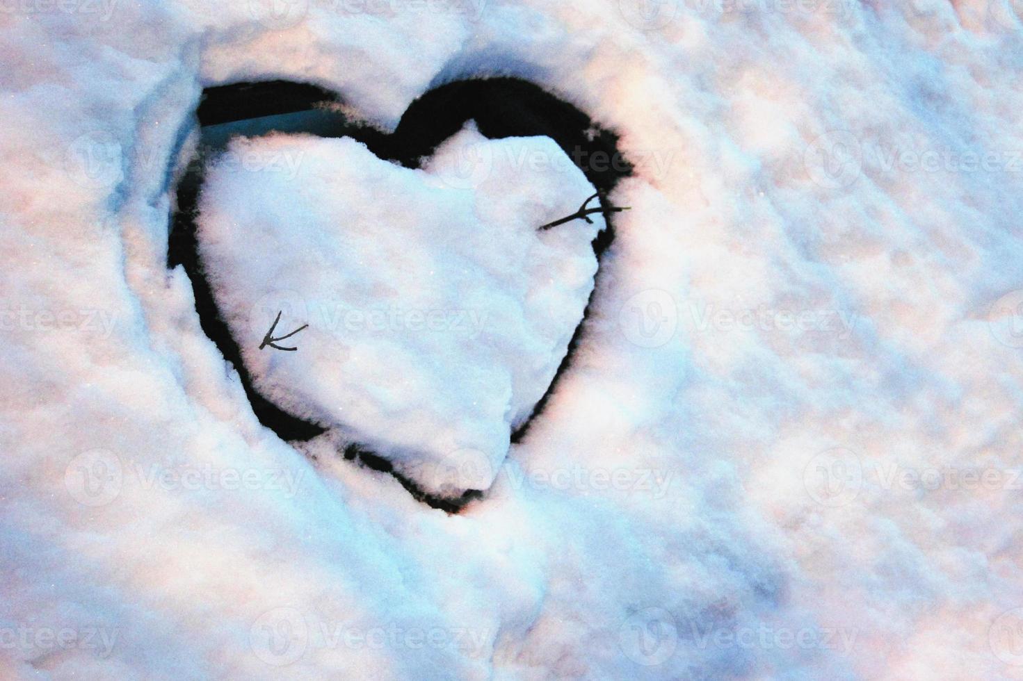 neve cuore con freccia foto