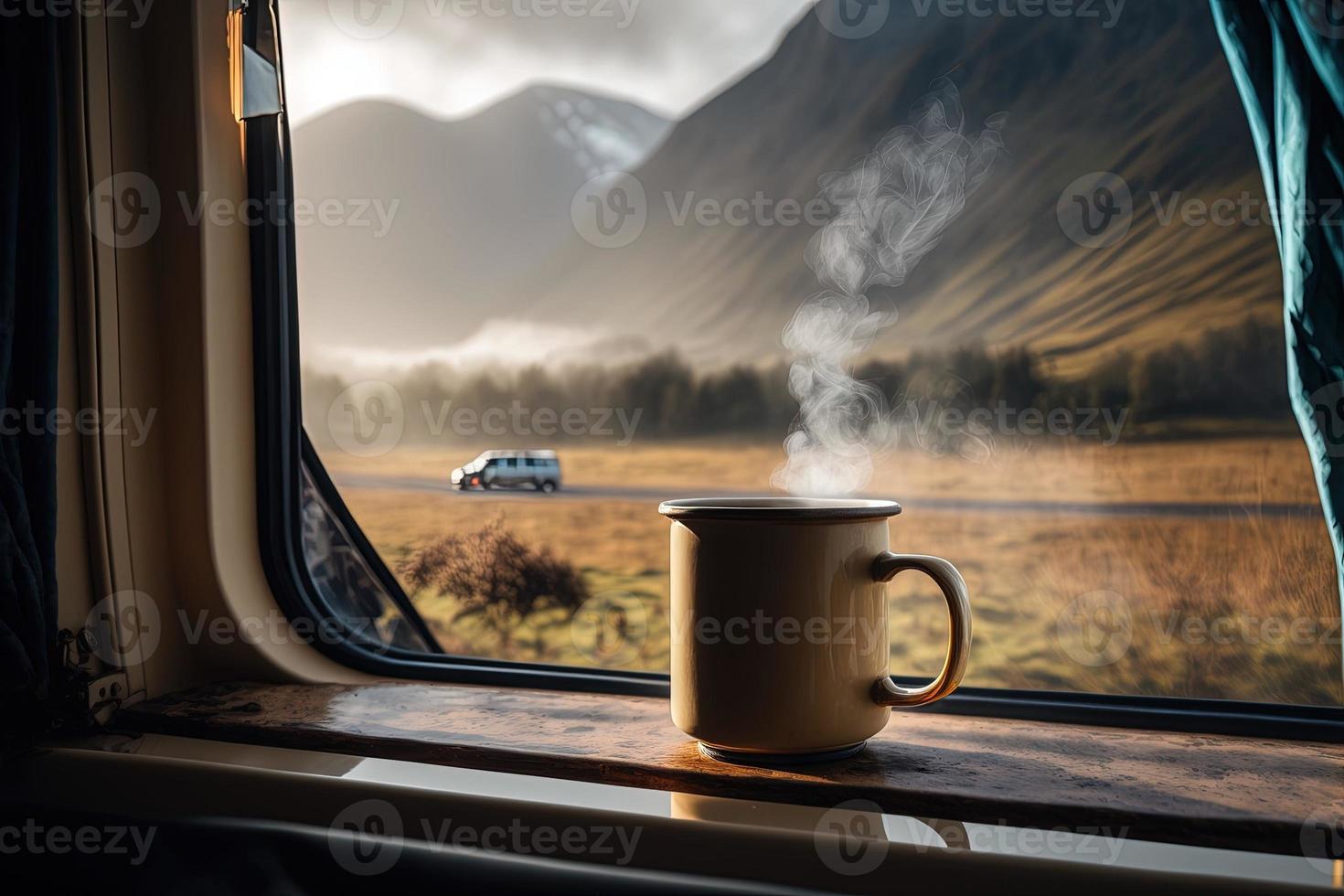 cottura a vapore tazza di caffè su il finestra davanzale di un' camper - furgone vita e lento vivente foto