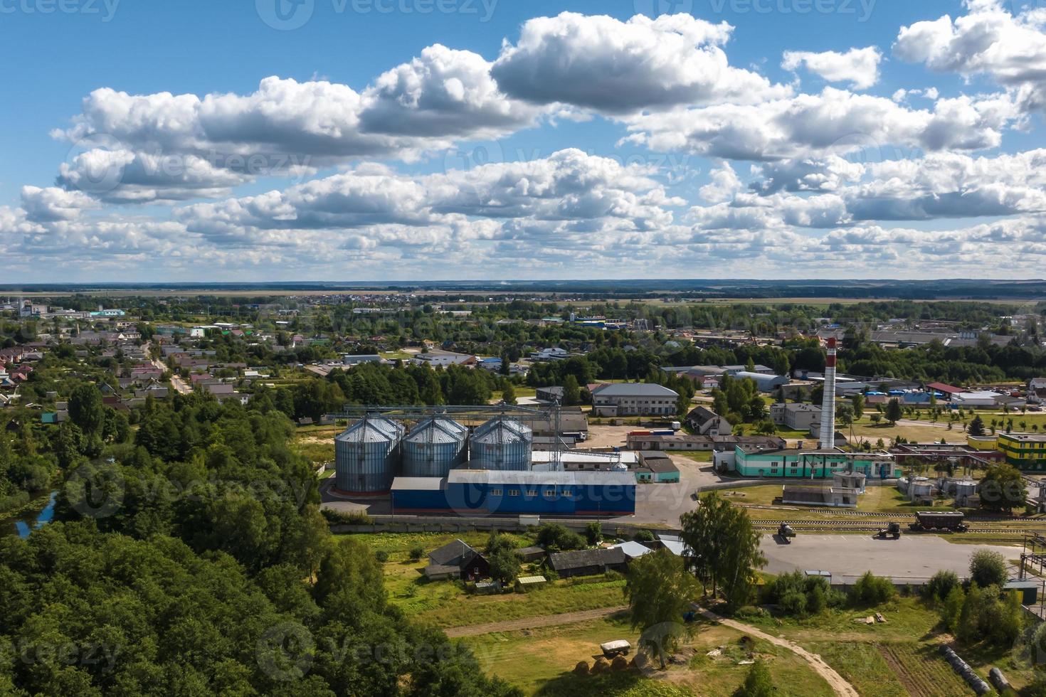 aereo Visualizza di un' enorme agroindustriale complesso con silos e grano essiccazione linea foto