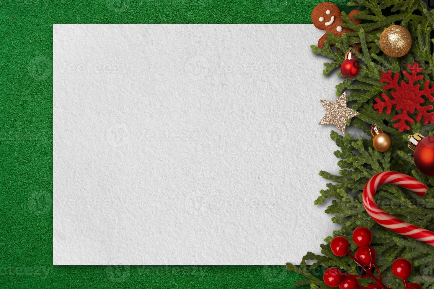 Natale ornamento seduta su un' verde tavolo e vuoto bianca carta foto