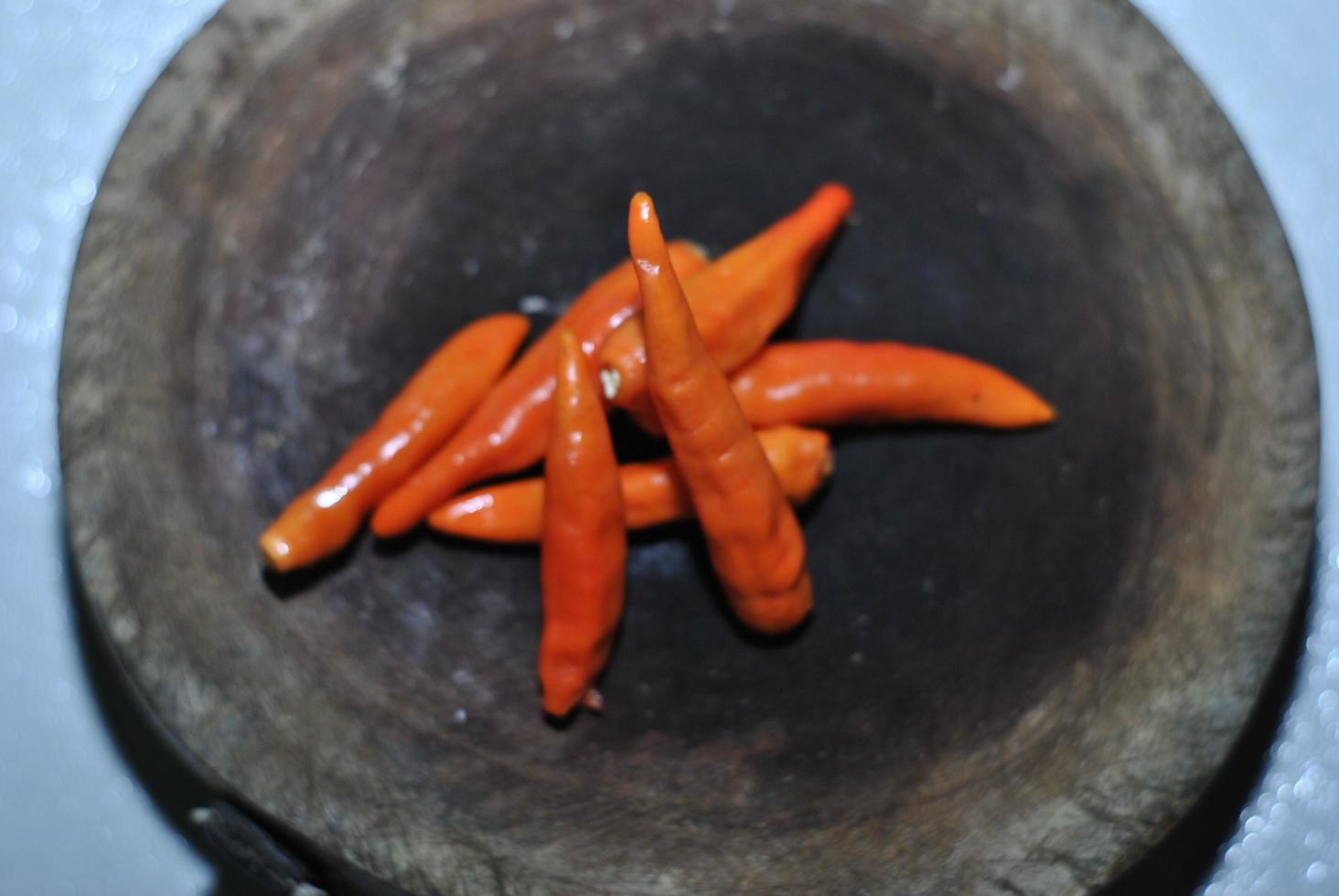 speziato rosso chili con taglio tavola sfondo foto