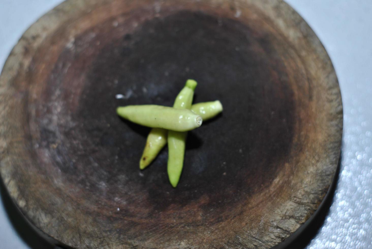 speziato verde chili con taglio tavola sfondo foto