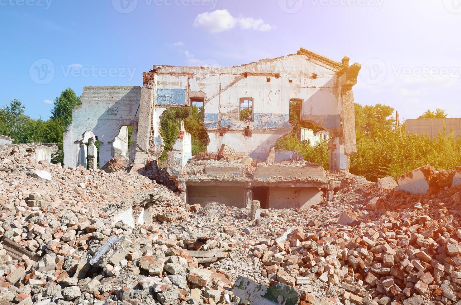 collassata industriale multipiano edificio nel giorno foto