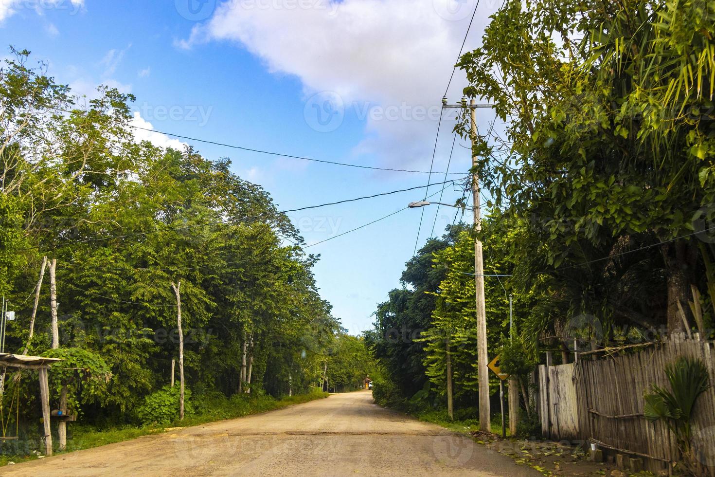 guida attraverso villaggio solferino fango e tropicale giungla Messico. foto