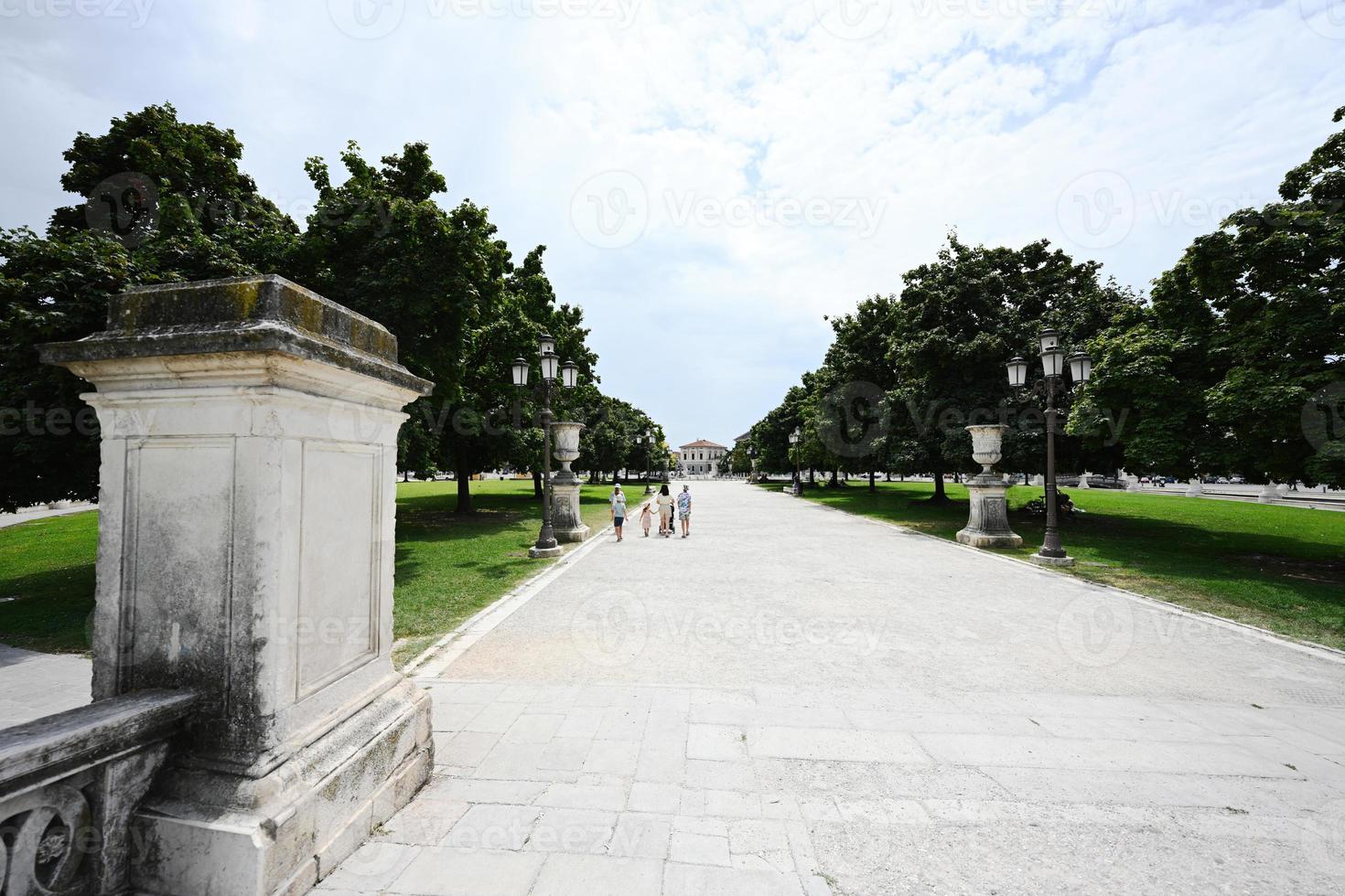 famiglia a piedi su piazza Prato della Valle nel padova, veneto, Italia. foto