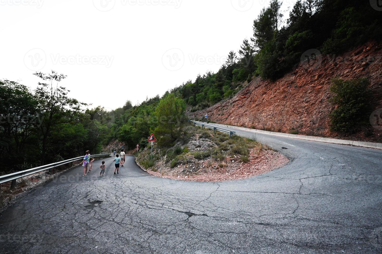 famiglia a piedi nel rotazione montagna strada di nocera ombra, cittadina e comune nel il Provincia di perugia, Italia. foto