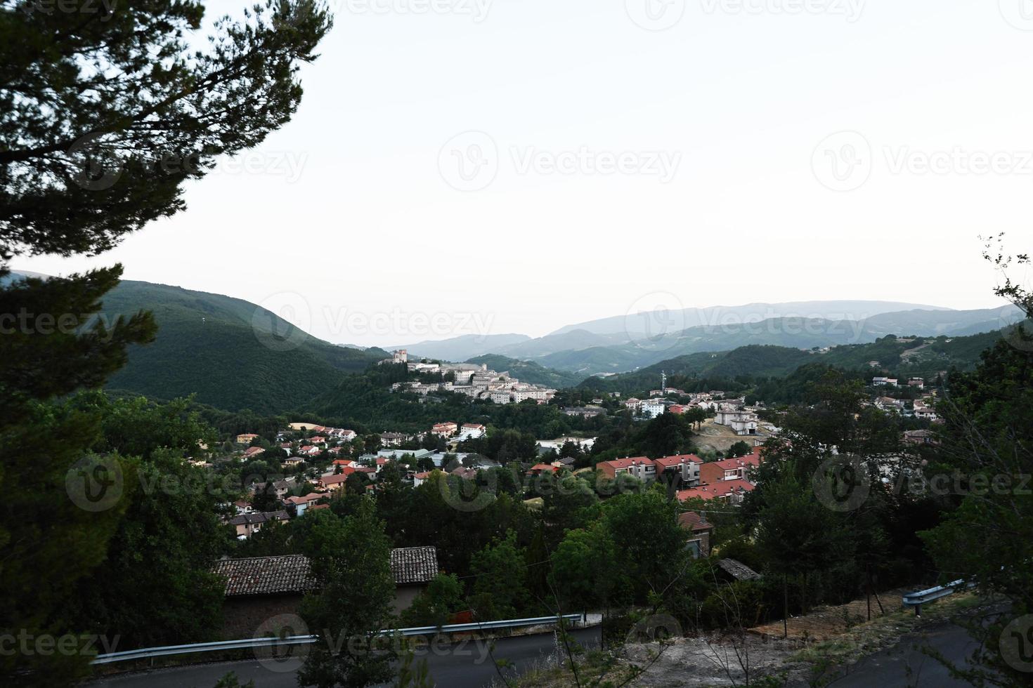 Visualizza di nocera umbra nel sera, cittadina e comune nel il Provincia di perugia, Italia. foto