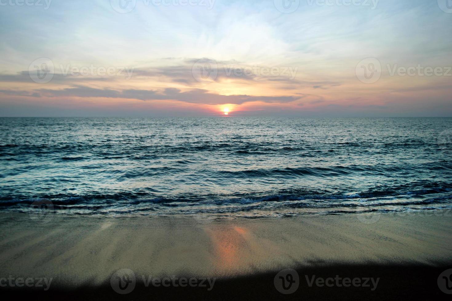il panoramico Visualizza su un' mare e sabbia spiaggia con colorato tramonto. Phuket, Tailandia. foto