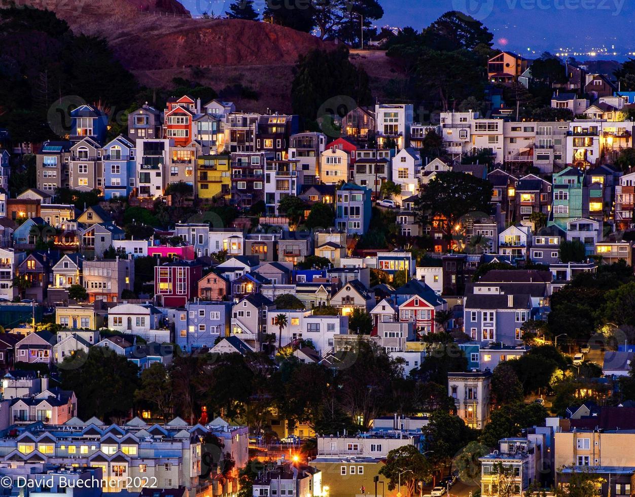 dolci colline di san francisco con case dai tetti a punta e strade all'ora d'oro foto