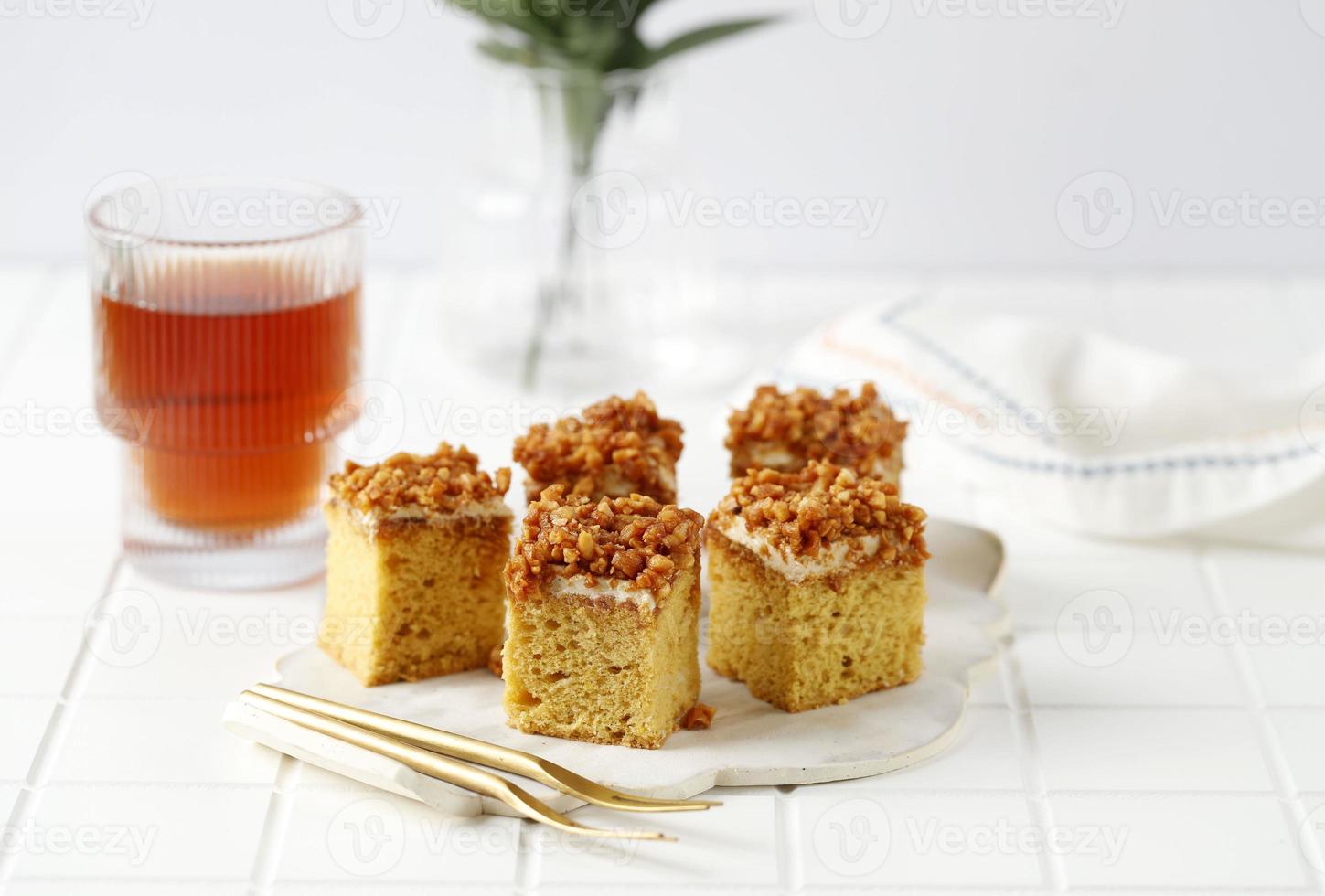 Mocca torrone fetta torta, arachide Caramellizzato affettato torta foto