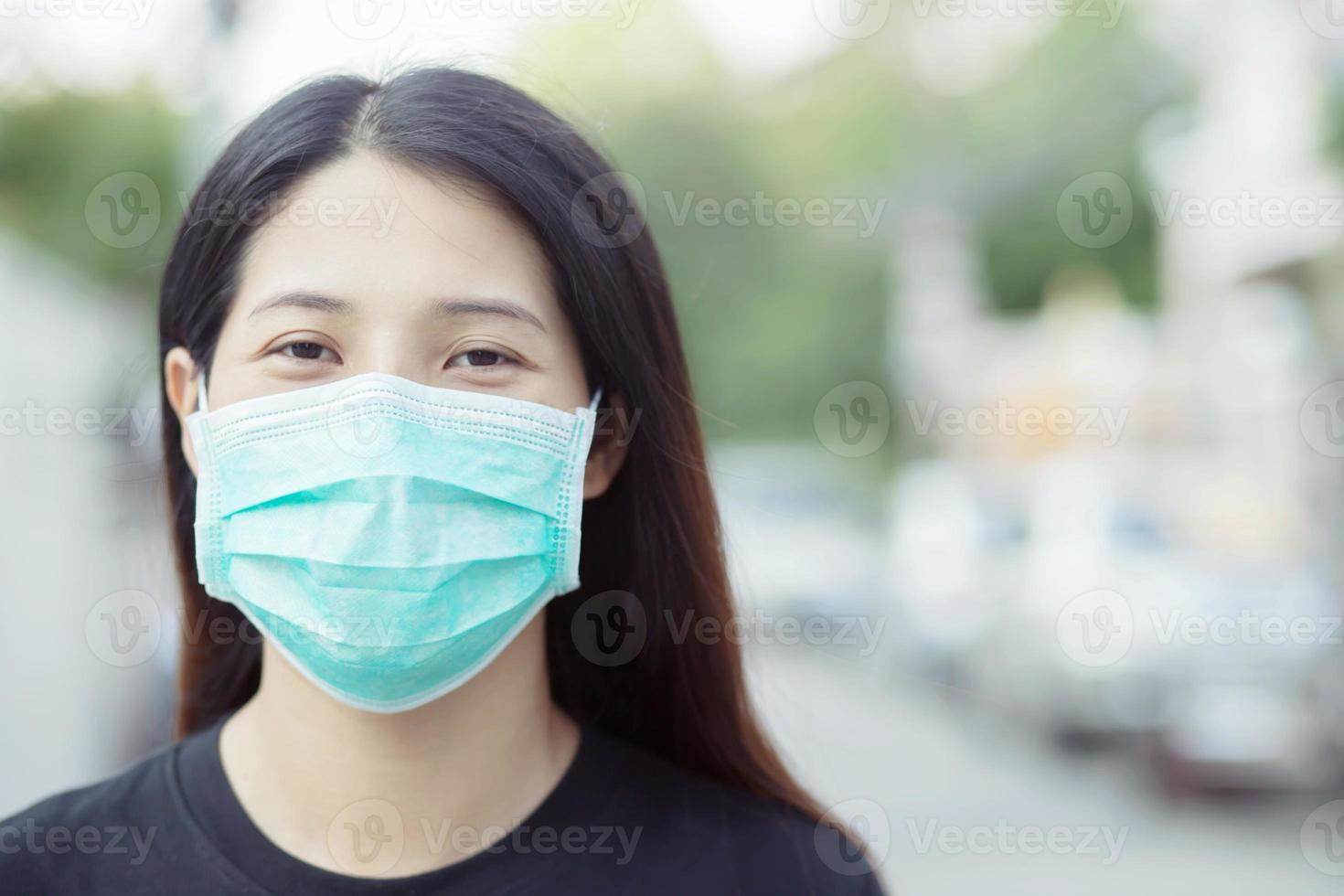 donne proteggere loro stessi di indossare un' maschera per impedire il virus. covid 19 foto