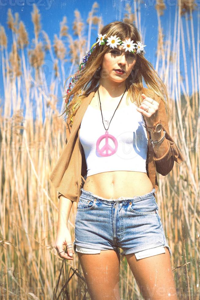 hippie ragazza con fiori corona Se pace simbolo foto