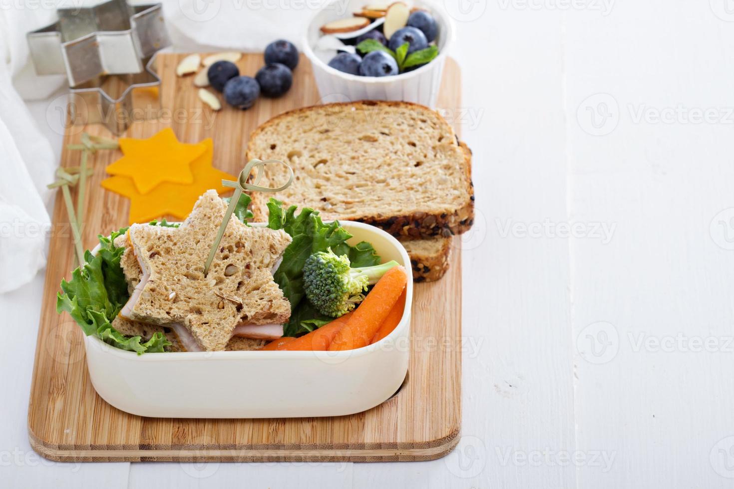 pranzo al sacco con sandwich e insalata foto