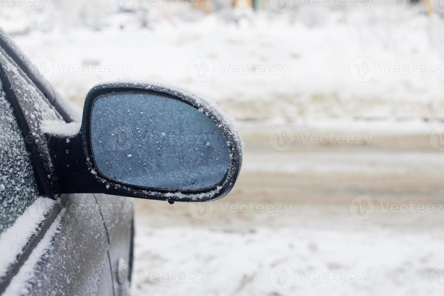 specchio auto coperto con neve foto