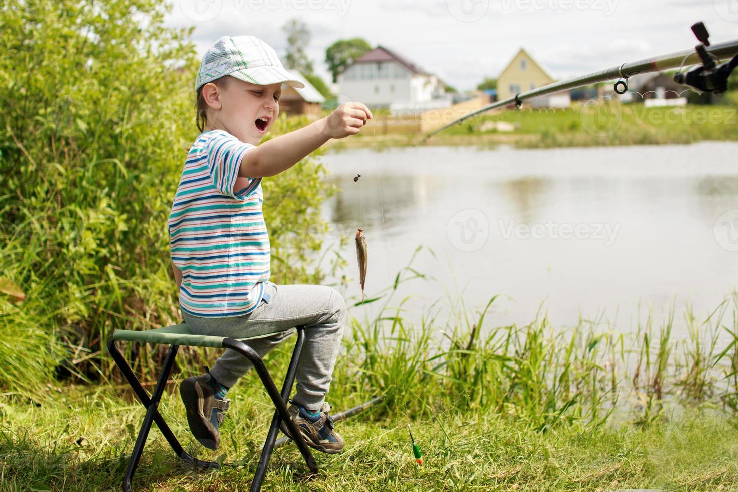 bambino pesca su il lago foto