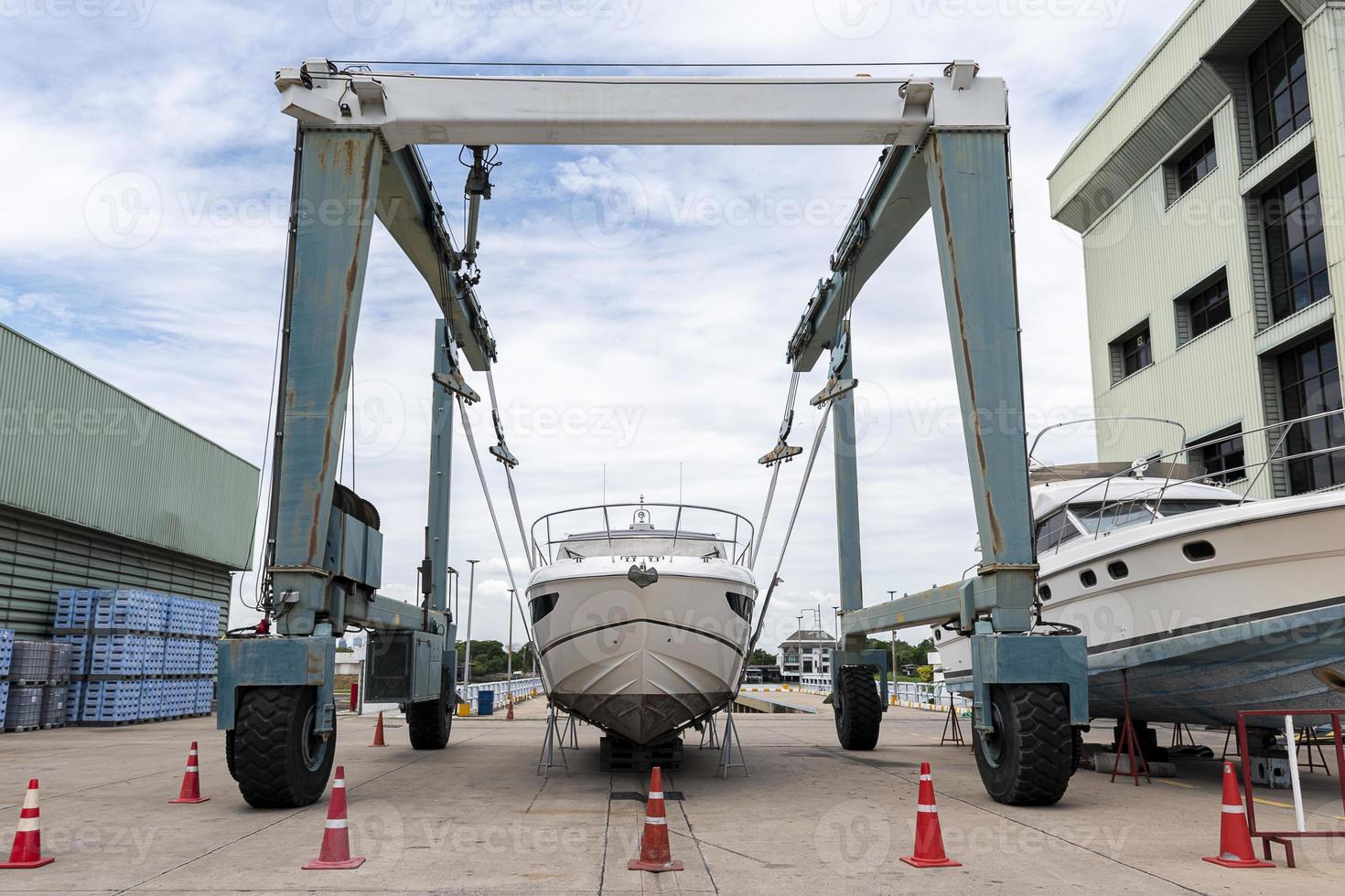 yacht trainato su nel cantiere navale, essere sollevato di industriale gru. foto