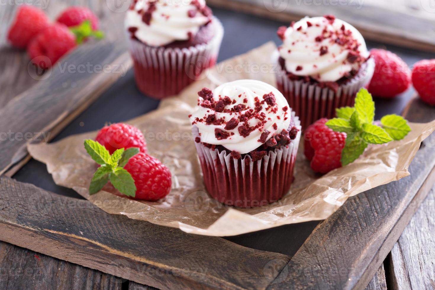 rosso velluto cupcakes su pergamena foto