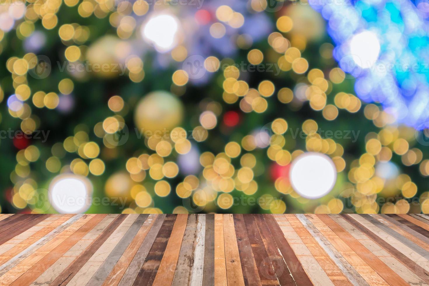 vuoto legna tavolo superiore con sfocatura Natale albero con bokeh leggero sfondo foto