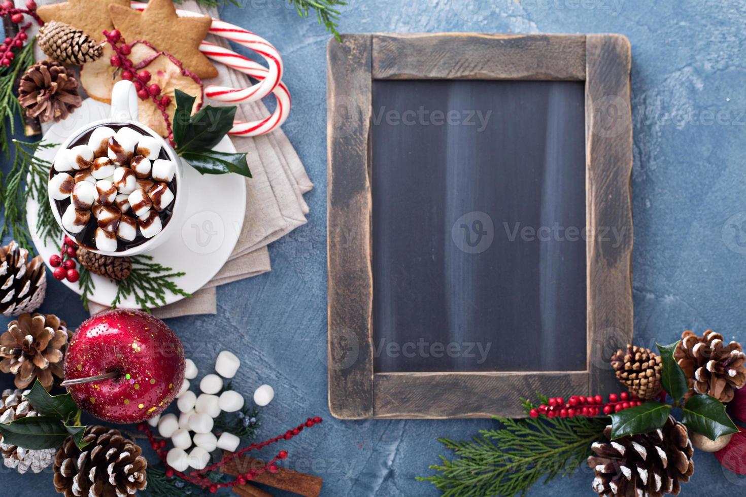 Natale caldo cioccolato con ornamenti foto