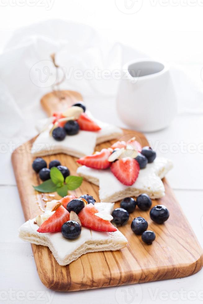 stella sagomato panini con frutti di bosco e formaggio foto