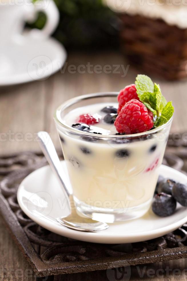 dessert alla crema con frutti di bosco foto