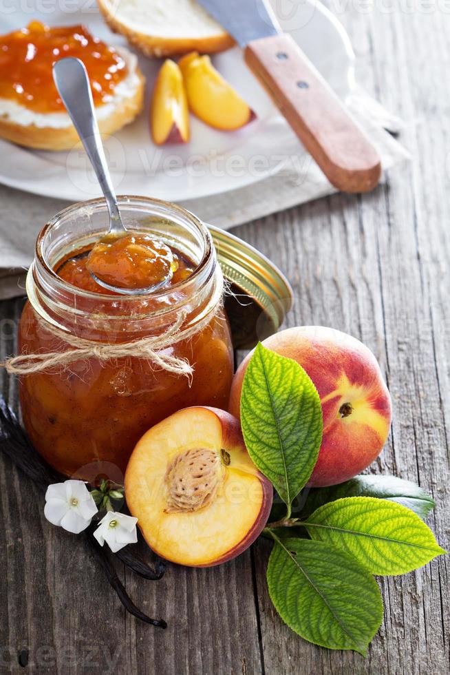 marmellata di pesche alla vaniglia in una ciotola foto