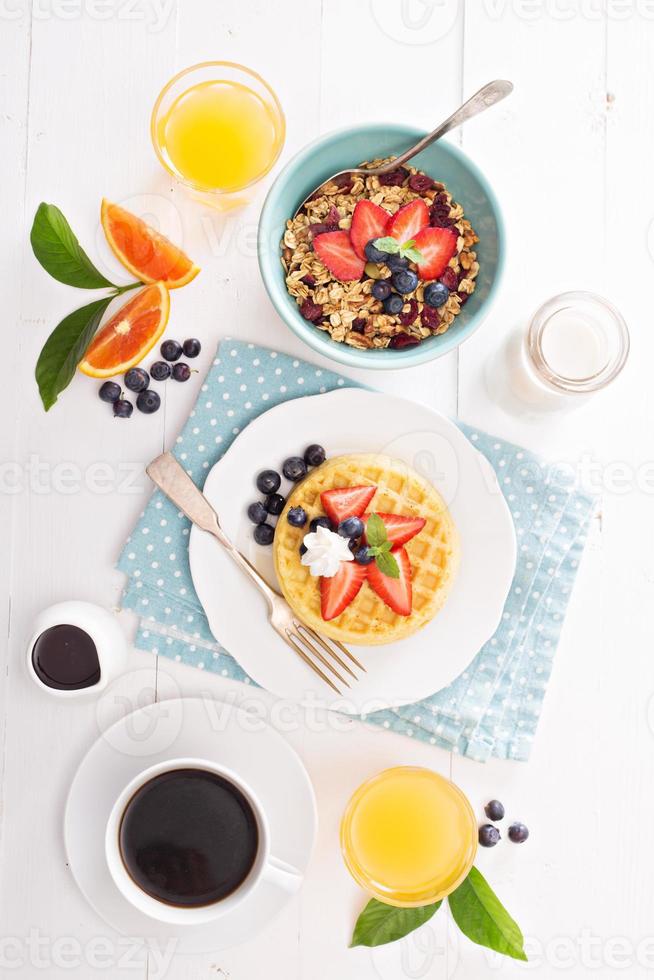 prima colazione tavolo con cialde e muesli foto