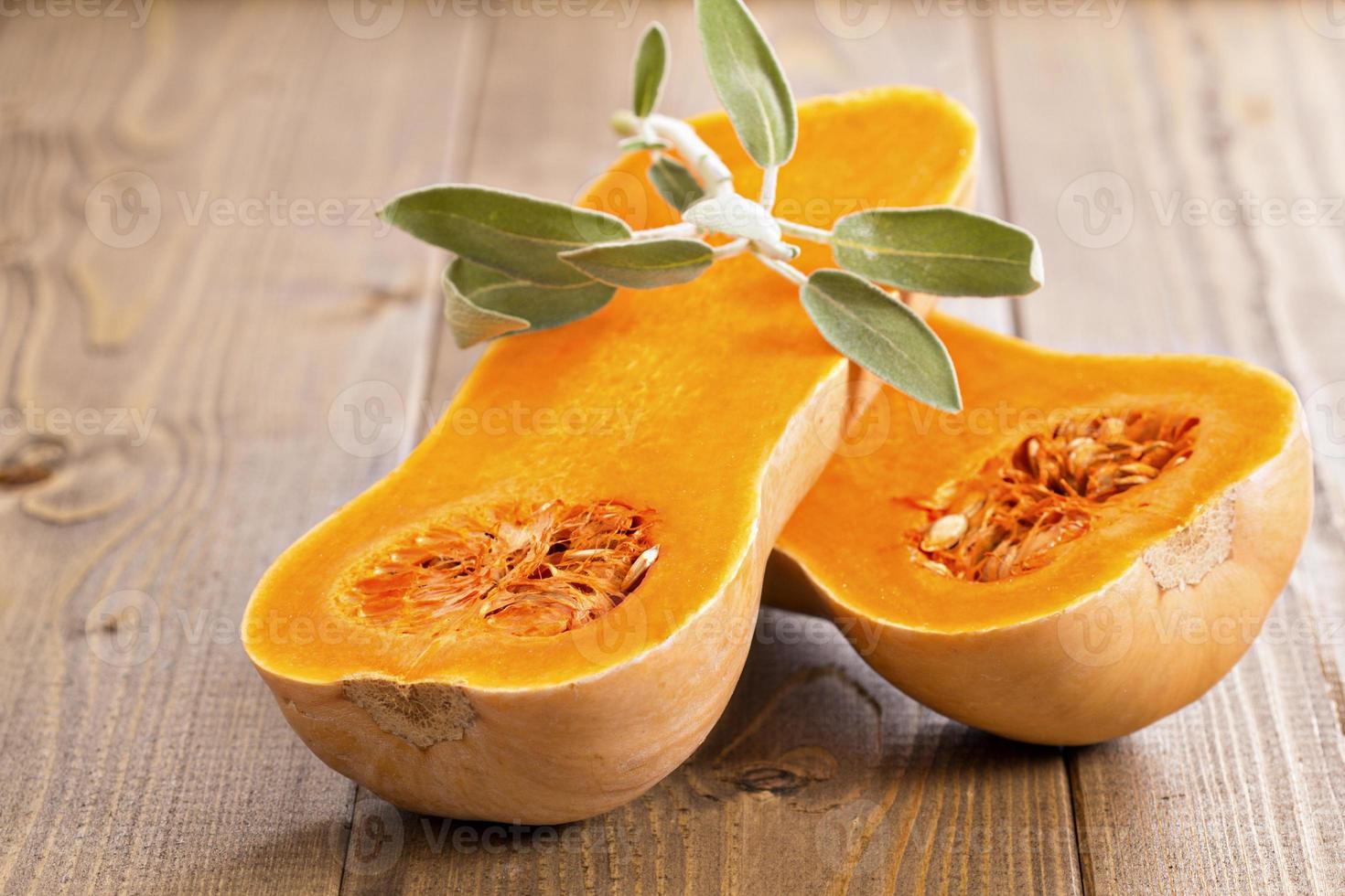 butternut schiacciare con saggio le foglie foto