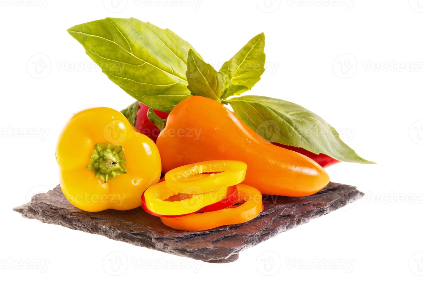 fresco peperoni su bianca sfondo foto