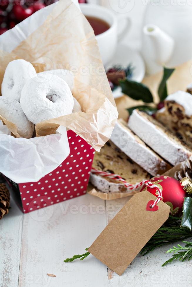 cibo i regali ciambelle e Natale Stollen con tè foto