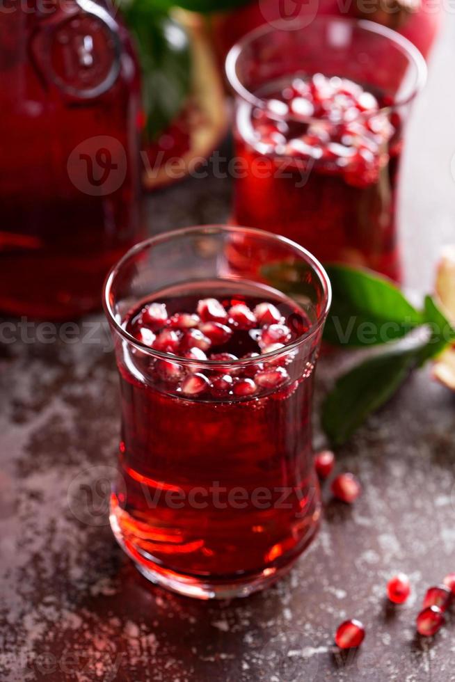 bevanda al melograno con acqua frizzante foto