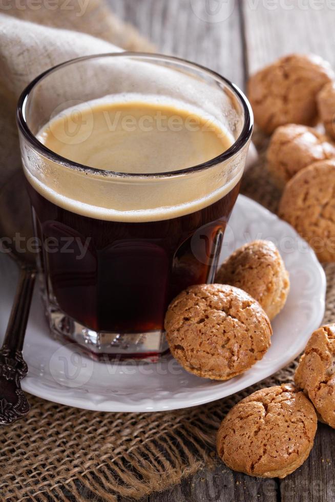 nero caffè nel un' bicchiere con mandorla biscotti foto