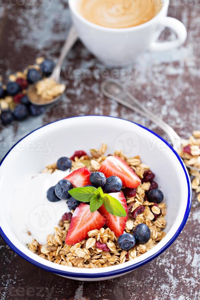 ciotola per la colazione con muesli fatto in casa foto