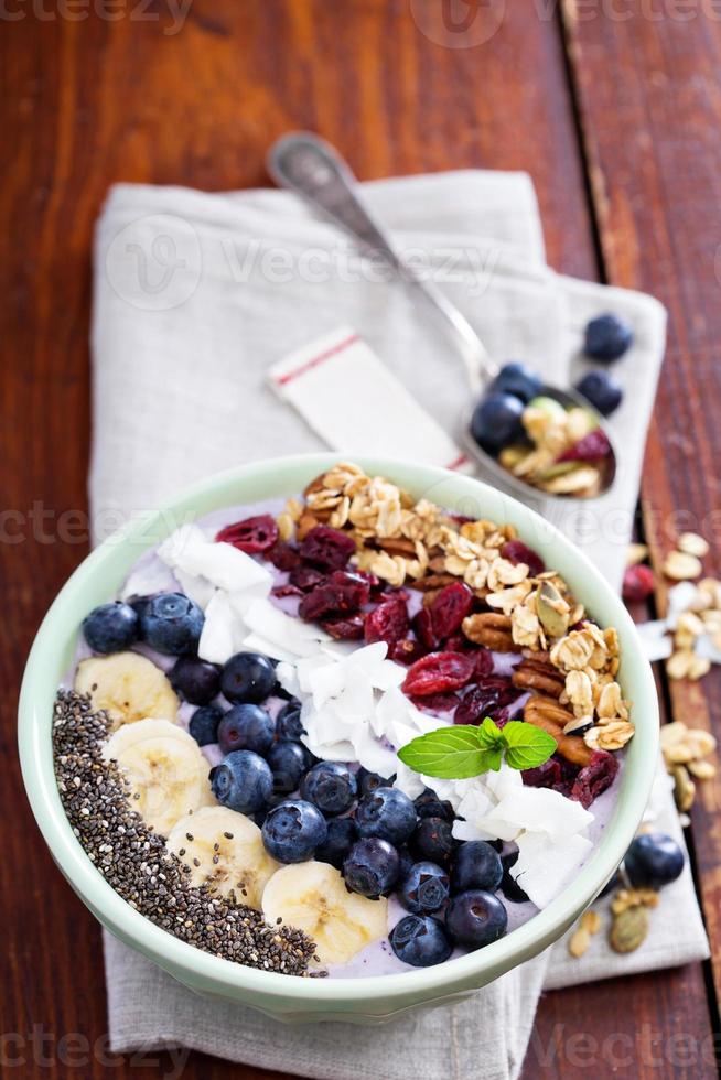 prima colazione frullato ciotola con frutta foto