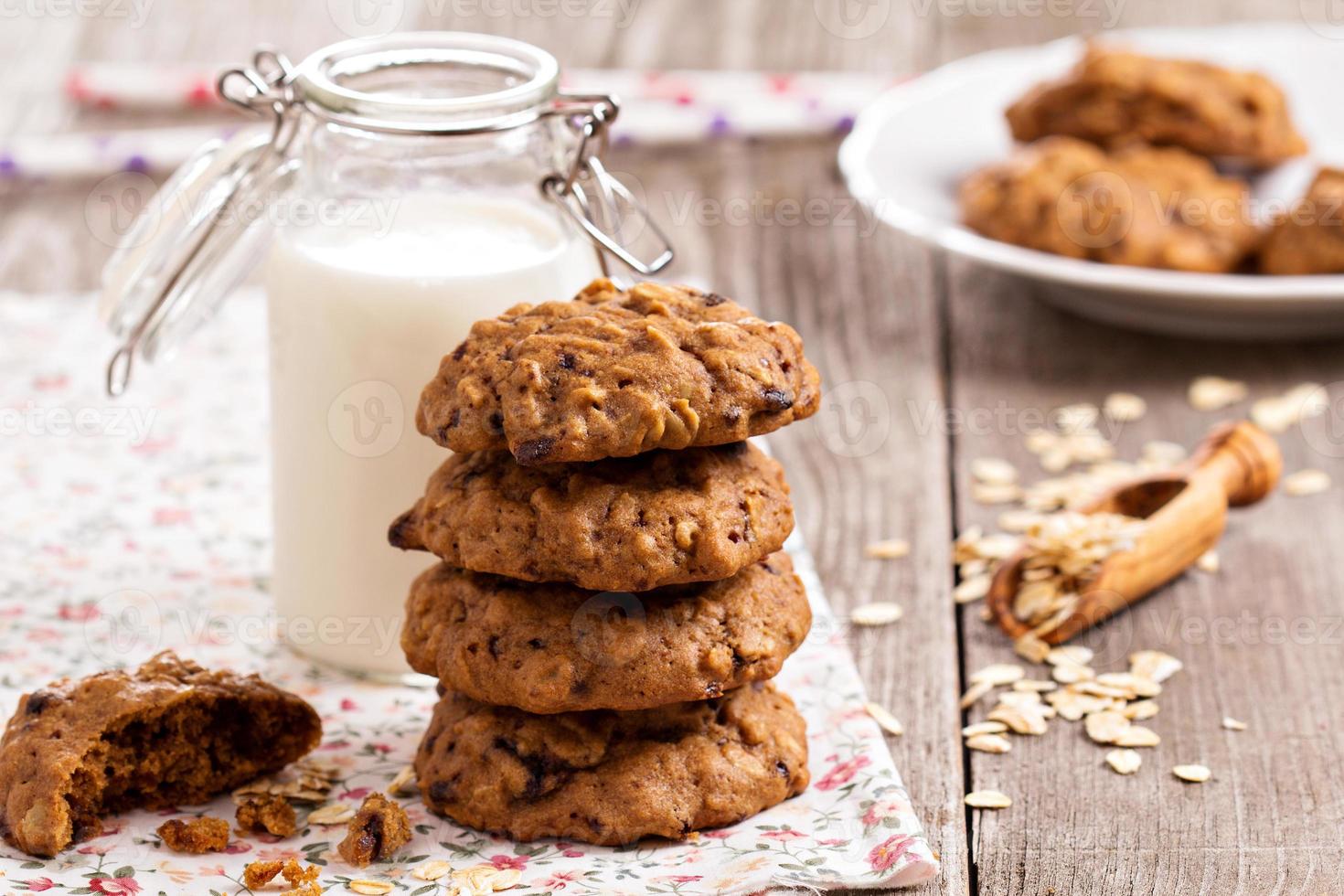 biscotti d'avena con latte foto