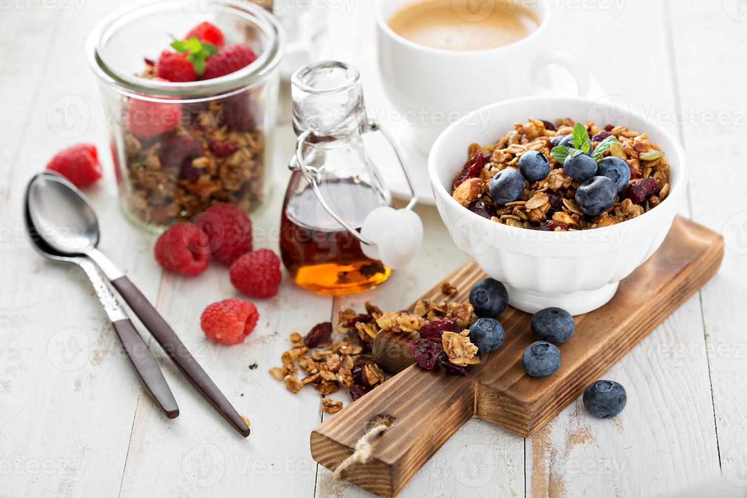 fatti in casa muesli con frutti di bosco per prima colazione foto