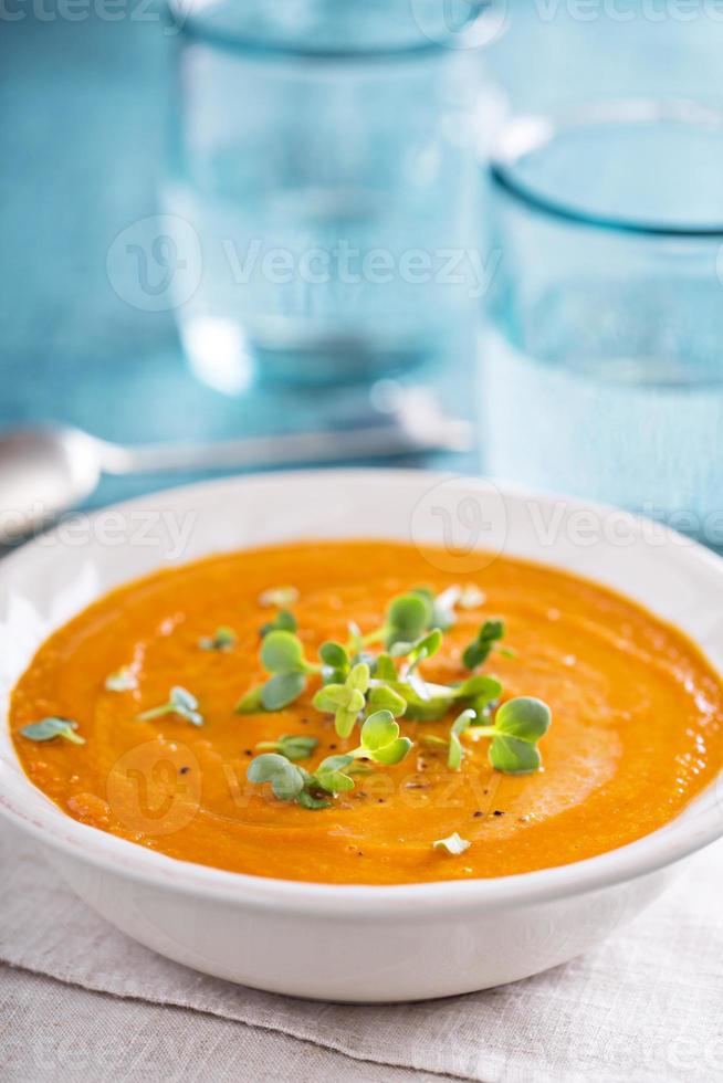 zuppa di carote al curry con panna ed erbe foto