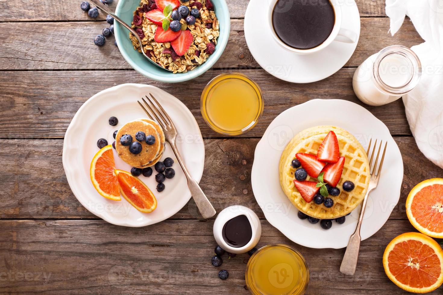 prima colazione tavolo con cialde e muesli foto