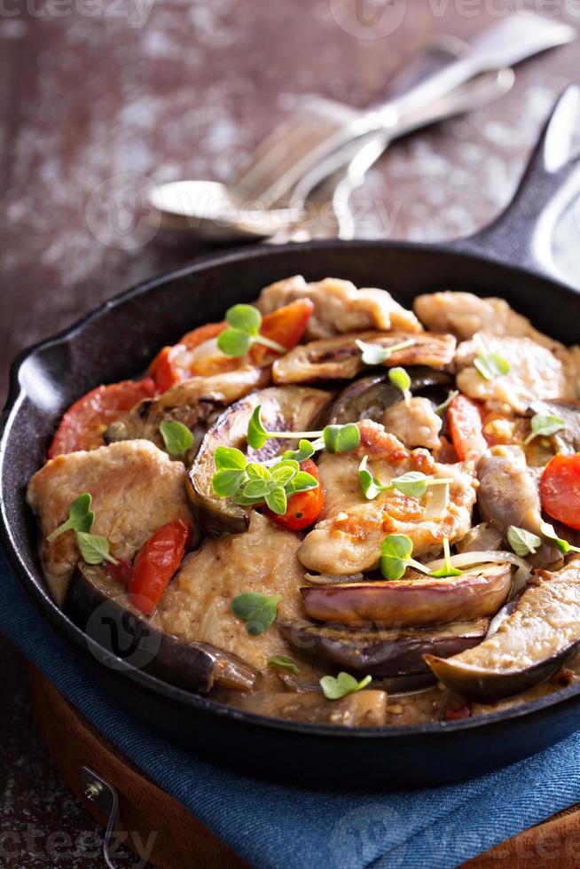 pollo con pomodori e melanzane foto