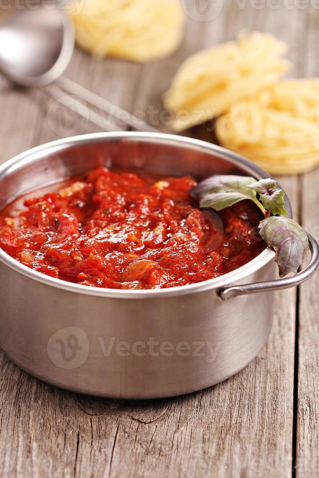 pomodoro pasta salsa nel un' piccolo padella foto