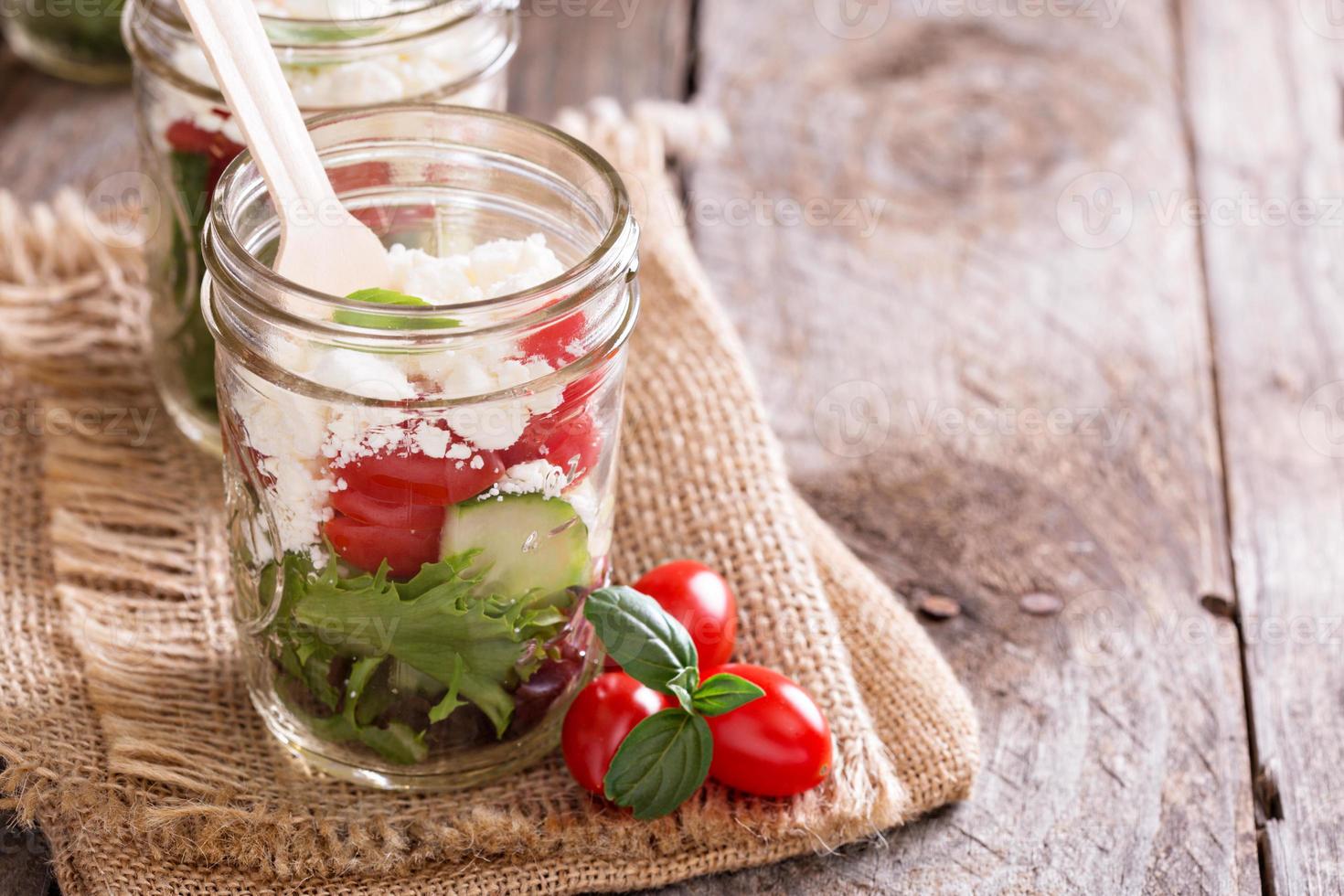 insalata in barattoli di vetro foto