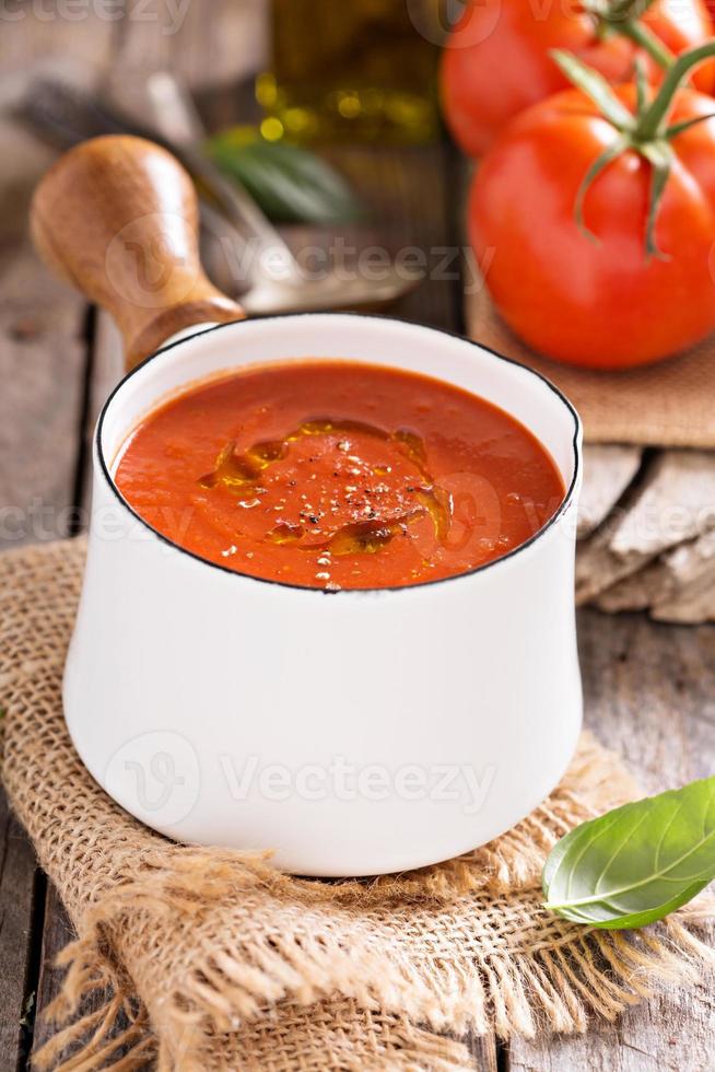 appena fatto pomodoro la minestra nel un' casseruola foto