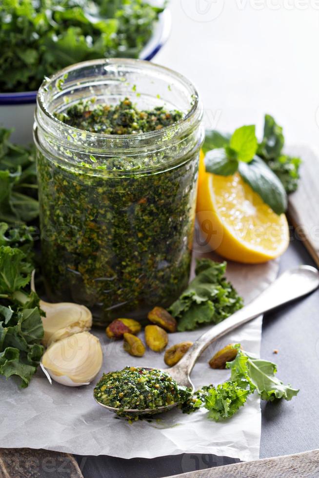 cavolo pesto con pistacchi, aglio e oliva olio foto