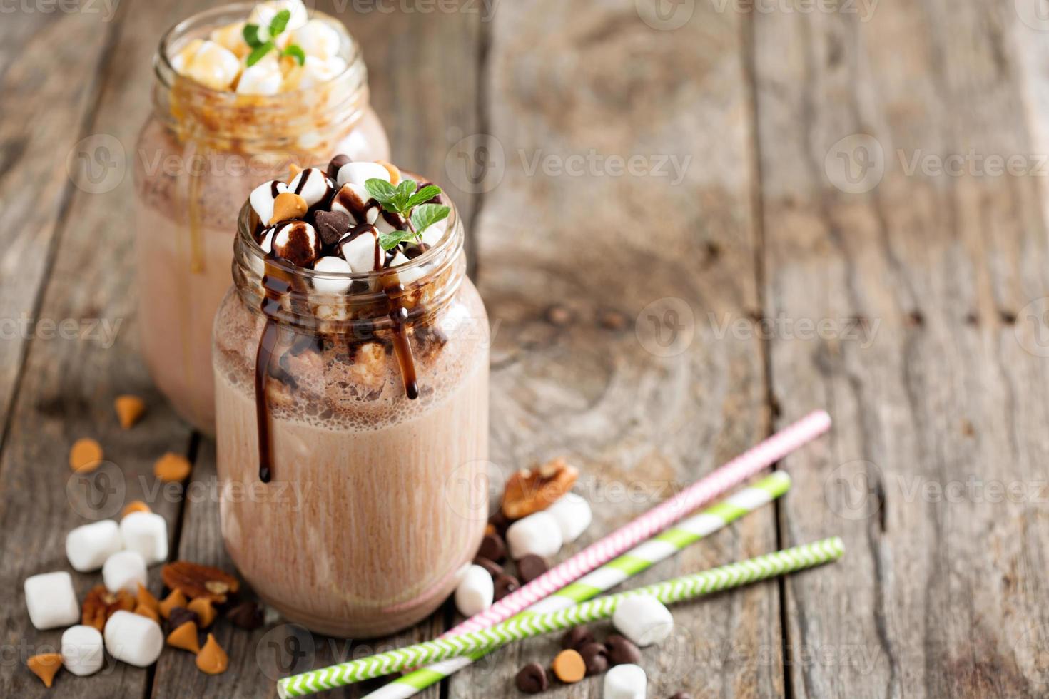 cioccolato shake con salsa e marshmallow foto