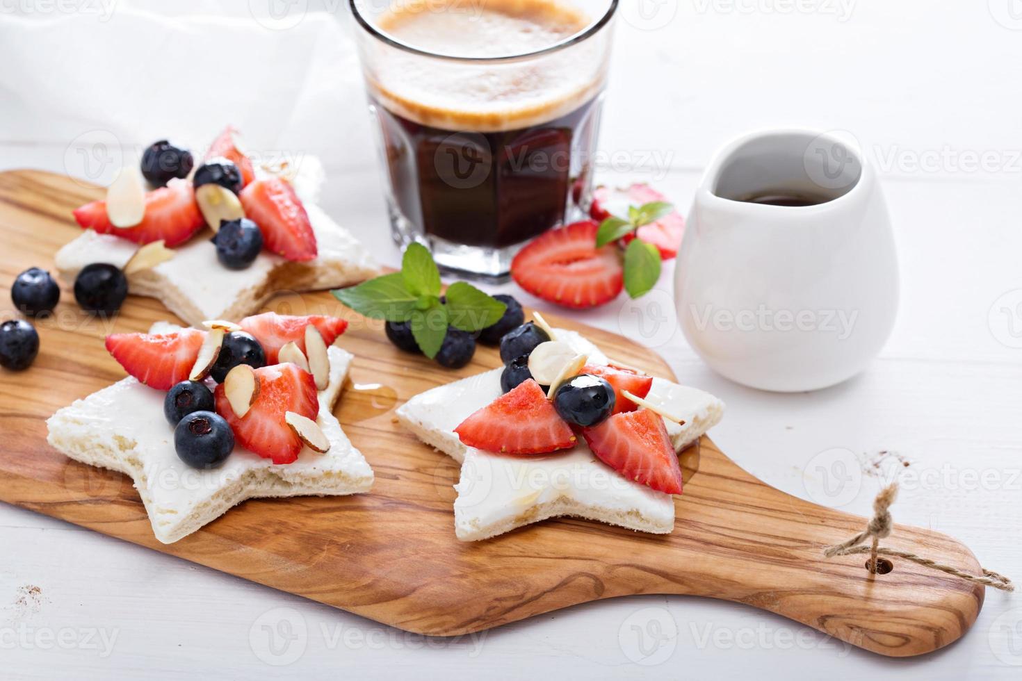 stella sagomato panini con frutti di bosco e formaggio foto